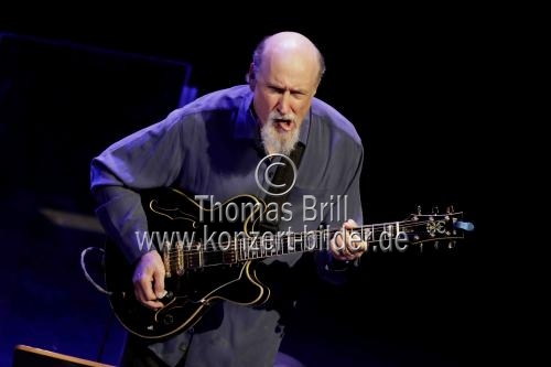Amerikanische Jazz-Gitarrist John Scofield gastiert in Begleitung von Gerald Clayton, Steve Swallow und Bill Stewart auf seiner 