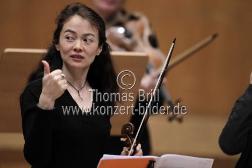 Deutsch-japanische Violinistin Midori Seiler begleitet das Concerto Köln unter der Leitung der japanische Violinistin Mayumi Hirasaki in der Philharmonie Köln (© Thomas Brill)