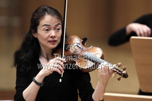 Deutsch-japanische Violinistin Midori Seiler begleitet das Concerto Köln unter der Leitung der japanische Violinistin Mayumi Hirasaki in der Philharmonie Köln (© Thomas Brill)