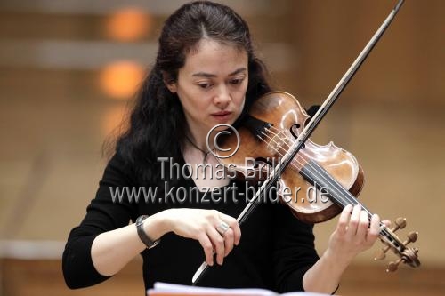 Deutsch-japanische Violinistin Midori Seiler begleitet das Concerto Köln unter der Leitung der japanische Violinistin Mayumi Hirasaki in der Philharmonie Köln (&copy; Thomas Brill)