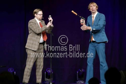 Deutsches Komikerduo Arnd Schimkat alias Arthur Senkrecht und Sven Hussock gastieren bei der Eröffnungsshow 
