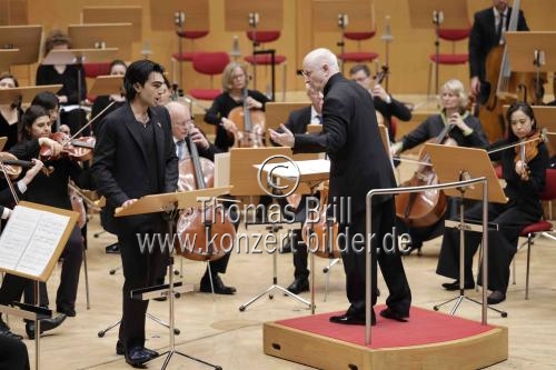 Persisch-kanadischer Countertenor Cameron Shahbazi gastiert in Begleitung des Gürzenich-Orchester Köln und des Chorwerk Ruhr unter der Leitung des britischen Dirigenten Sir George William John Benjamin in der Kölner Philharmonie (&copy; Thomas Brill)