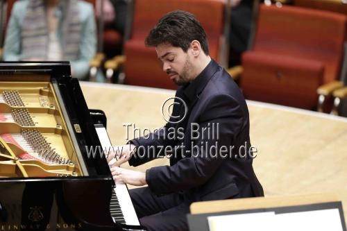 Israelische Dirigent und Pianist Lahav Shani leitet die Münchner Philharmoniker in der Kölner Philharmonie (&copy; Thomas Brill)