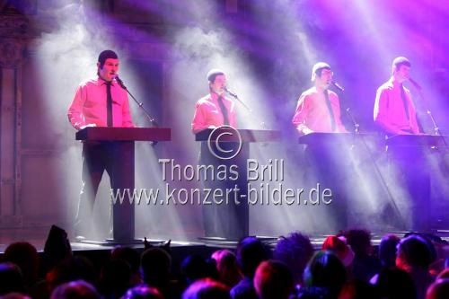 Ensemble spielt das Stück 