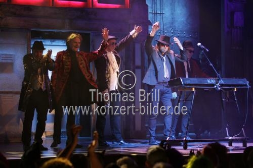 Ensemble spielt das Stück 