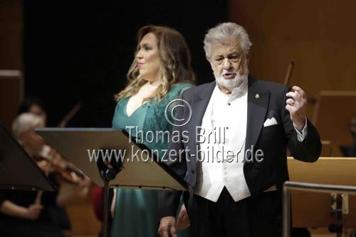 Spanischer Tenor Plácido Domingo und die uruguayische Sopranistin Maria Jose Siri gastieren in Begleitung der Nordwestdeutsche Philharmonie unter der Leitung des spanischen Dirigenten Jordi Bernàcer mit einer Opern-Gala in der Kölner Philharmonie (&copy; Thomas Brill)