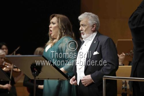 Spanischer Tenor Plácido Domingo und die uruguayische Sopranistin Maria Jose Siri gastieren in Begleitung der Nordwestdeutsche Philharmonie unter der Leitung des spanischen Dirigenten Jordi Bernàcer mit einer Opern-Gala in der Kölner Philharmonie (&copy; Thomas Brill)