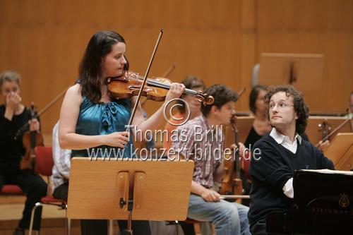 Lettische Violinistin Baiba Skride begleitet das Kammerakademie Potsdam unter der Leitung von Michael Sanderling in Begleitung des deutschen Pianisten Martin Helmchen in der Philharmonie Köln (© Thomas Brill)