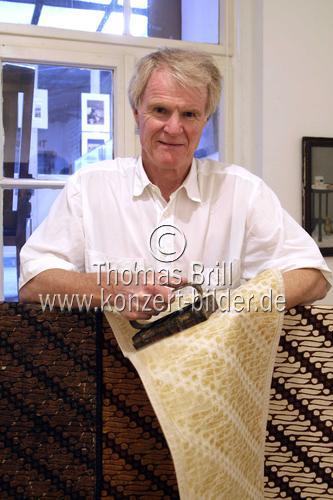 Kölner Galerist Rudolf G. Smend mit Ausstellungsstücken der Batiken Sammlung Smend in der Galerie Smend Köln (© Thomas Brill)