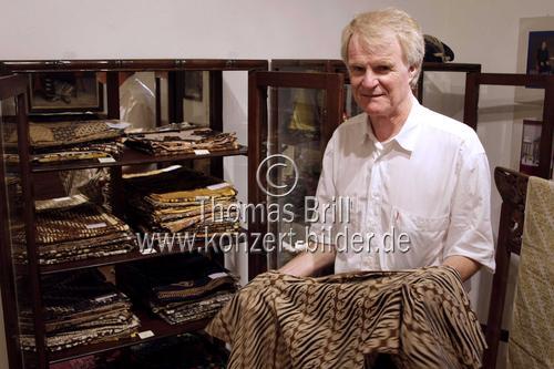 Kölner Galerist Rudolf G. Smend mit Ausstellungsstücken der Batiken Sammlung Smend in der Galerie Smend Köln (© Thomas Brill)
