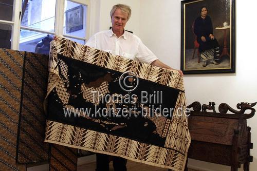 Kölner Galerist Rudolf G. Smend mit Ausstellungsstücken der Batiken Sammlung Smend in der Galerie Smend Köln (© Thomas Brill)