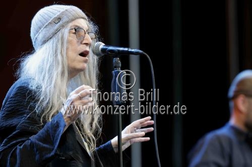 Amerikanische Punk- und Rockmusikerin und Rockpoetin Patti Smith gastiert mit ihrer Band auf ihrer 