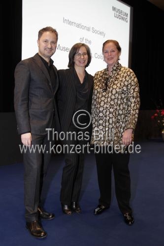 Amerikanische Künstlerin Andrea Fraser, der Direktor des Museum Ludwig Dr. Yilmaz Dziewior und die Vorstandsvorsitzende Gesellschaft für Moderne Kunst Mayen Beckmann stellen die International Society of the Museum Ludwig Cologne im Museum Ludwig Köln v (&copy; Thomas Brill)
