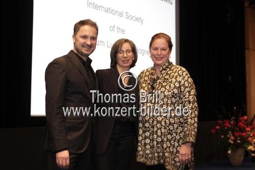 Amerikanische Künstlerin Andrea Fraser, der Direktor des Museum Ludwig Dr. Yilmaz Dziewior und die Vorstandsvorsitzende Gesellschaft für Moderne Kunst Mayen Beckmann stellen die International Society of the Museum Ludwig Cologne im Museum Ludwig Köln v (© Thomas Brill)