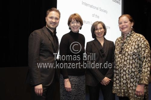 Amerikanische Künstlerin Andrea Fraser, der Direktor des Museum Ludwig Dr. Yilmaz Dziewior und die Vorstandsvorsitzende Gesellschaft für Moderne Kunst Mayen Beckmann stellen die International Society of the Museum Ludwig Cologne im Museum Ludwig Köln v (© Thomas Brill)