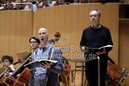 Deutsche Dirigent Thomas Neuhoff leitet das Bundesjugendorchester bei Benjamin Brittens 
