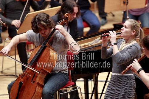 Deutsche Kammermusikensemble Spark begleitet das WDR Rundfunkorchester Köln unter der Leitung des englischen Dirigenten Wayne Marshall in der Philharmonie Köln (© Thomas Brill)