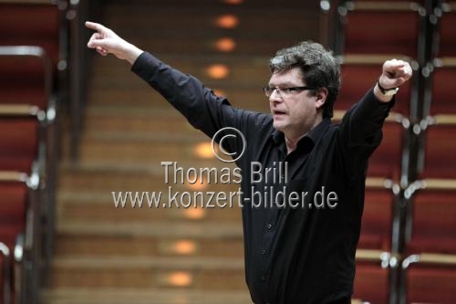 Deutsche Dirigent Andreas Spering leitet das Kölner Kammerorchester in der Philharmonie Köln (© Thomas Brill)