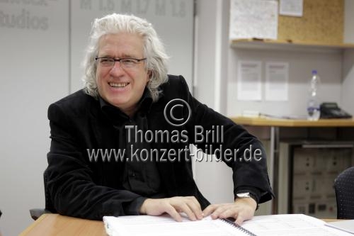 Deutsche Dirigent Christoph Spering leitet das Neue Orchester in Begleitung des Mezzosopran Michelle Breedt im Kammermusiksaal des Deutschlandfunk Kln (© Thomas Brill)