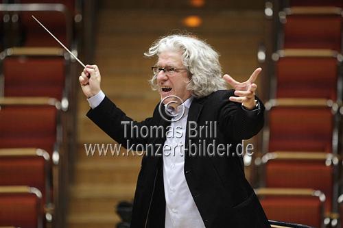 Dirigent Christoph Spering leitet das Kölner Kammerorchester  in Begleitung des Chorus Musicus Köln in der Philharmonie Köln  (© Thomas Brill)