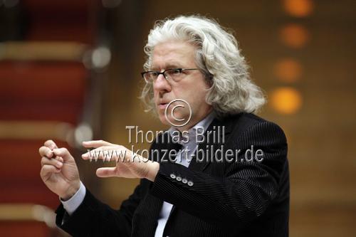 Dirigent Christoph Spering leitet das Kölner Kammerorchester  in Begleitung des Chorus Musicus Köln in der Philharmonie Köln  (© Thomas Brill)