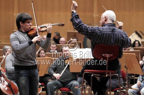 Russische Violinist Sergej Dogadin begleitet die Russische Nationalphilharmonie unter der Leitung des russischen Dirigenten Wladimir Spivakov in der Philharmonie Köln (© Thomas Brill)