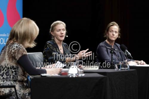 Norwegische Schriftstellerin Maja Lunde und die deutsche Schriftstellerin Claudia Michelsen diskutieren über das Schicksal einer seltenen Pferderasse und vom Kampf gegen das Artensterben im Rahmen der lit.COLOGNE SPEZIAL im Klaus-von-Bismarck-Saal Köln (&copy; Thomas Brill)