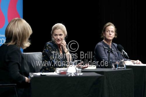 Norwegische Schriftstellerin Maja Lunde und die deutsche Schriftstellerin Claudia Michelsen diskutieren über das Schicksal einer seltenen Pferderasse und vom Kampf gegen das Artensterben im Rahmen der lit.COLOGNE SPEZIAL im Klaus-von-Bismarck-Saal Köln (© Thomas Brill)