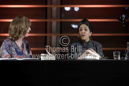 Englische Journalistin Preti Taneja und die deutsche Schauspielerin Katja Riemann diskutieren über Macht, Korruption und Sehnsucht im modernen Indien im Rahmen der lit.COLOGNE 2019 in der DEG-Unternehmenszentrale Köln (© Thomas Brill)