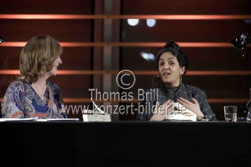 Englische Journalistin Preti Taneja und die deutsche Schauspielerin Katja Riemann diskutieren über Macht, Korruption und Sehnsucht im modernen Indien im Rahmen der lit.COLOGNE 2019 in der DEG-Unternehmenszentrale Köln (© Thomas Brill)