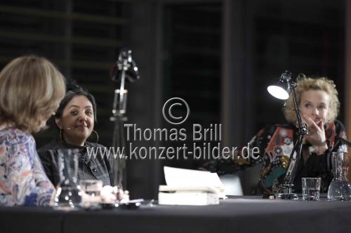 Englische Journalistin Preti Taneja und die deutsche Schauspielerin Katja Riemann diskutieren über Macht, Korruption und Sehnsucht im modernen Indien im Rahmen der lit.COLOGNE 2019 in der DEG-Unternehmenszentrale Köln (© Thomas Brill)
