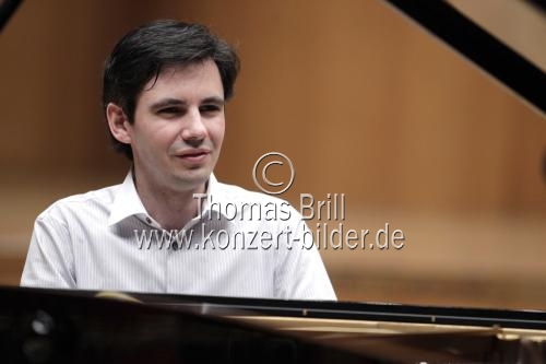 Deutsche Pianist Martin Stadtfeld begleitet das Orquestra de Cadaqués unter der Leitung britischen Dirigenten Sir Neville Marriner in der Philharmonie Köln (&copy; Thomas Brill)