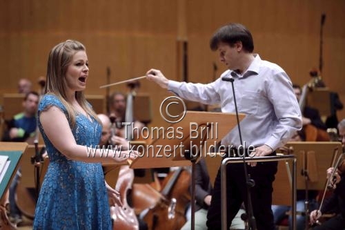 Australische Sopranistin Siobhan Stagg gastiert in Begleitet des SWR Symphonieorchester unter der Leitung des iItalienischen Dirigenten Tito Ceccherini in der Philharmonie Köln (© Thomas Brill)