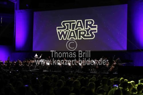 Die Neue Philharmonie Westfalen unter der Leitung von Ludwig Wicki spielt die Filmmusik zu 