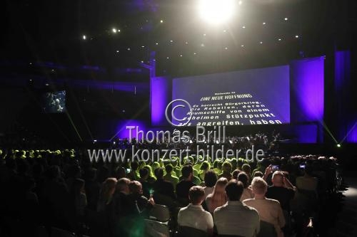 Die Neue Philharmonie Westfalen unter der Leitung von Ludwig Wicki spielt die Filmmusik zu 