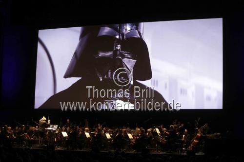 Die Neue Philharmonie Westfalen unter der Leitung von Ludwig Wicki spielt die Filmmusik zu 