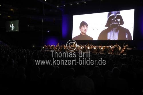 Die Neue Philharmonie Westfalen unter der Leitung von Ludwig Wicki spielt die Filmmusik zu 