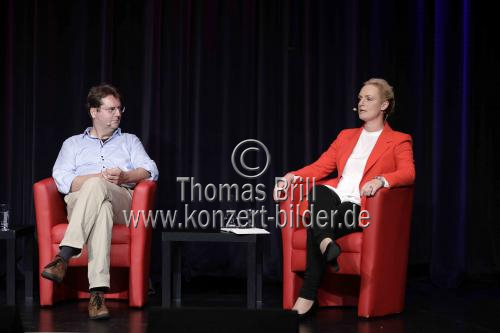Die deutsche Sprachwissenschaftlerin Elisabeth Wehling, der deutsche Dramaturg Bernd Stegemann sowie die Philosophin Svenja Flaßpöhler diskutieren diskutieren ob 