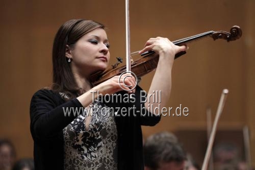 Deutsche Violinistin Arabella Steinbacher begleitete das Royal Philharmonic Orchestra unter der Leitung des schweizer Dirigenten Charles Dutoit in der Philharmonie Köln (&copy; Thomas Brill)
