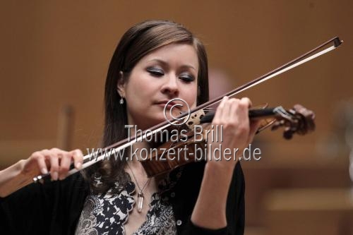 Deutsche Violinistin Arabella Steinbacher begleitete das Royal Philharmonic Orchestra unter der Leitung des schweizer Dirigenten Charles Dutoit in der Philharmonie Köln (© Thomas Brill)