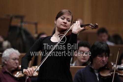 Deutsche Violinistin Arabella Steinbacher begleitet das Gürzenich-Orchester Köln unter der Leitung des amerikanischen Dirigenten James Gaffigan in der Philharmonie Köln (© Thomas Brill)