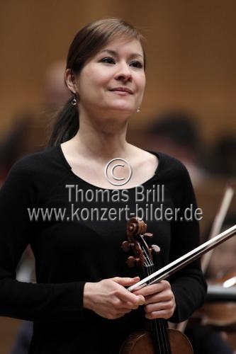 Deutsche Violinistin Arabella Steinbacher begleitet das Gürzenich-Orchester Köln unter der Leitung des amerikanischen Dirigenten James Gaffigan in der Philharmonie Köln (&copy; Thomas Brill)