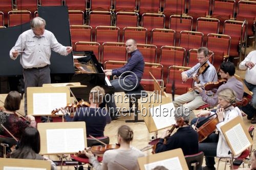 Deutsche Dirigent Markus Stenz leitet das Gürzenich-Orchester Köln in Begleitung des deutschen Pianisten Lars Vogt in der Philharmonie Köln (&copy; Thomas Brill)