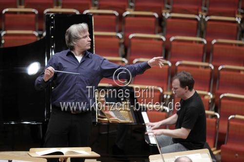 Deutsche Dirigent Markus Stenz leitet das Gürzenich-Orchester Köln in Begleitung des deutschen Pianisten Lars Vogt in der Philharmonie Köln (© Thomas Brill)