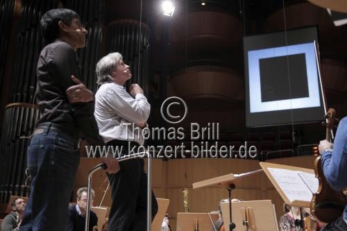 Deutsche Dirigent Markus Stenz leitet das Gürzenich-Orchester Köln in Begleitung des luxemburgischer Wissenschaftsjournalist Ranga Yogeshwar in der Philharmonie Köln (&copy; Thomas Brill)
