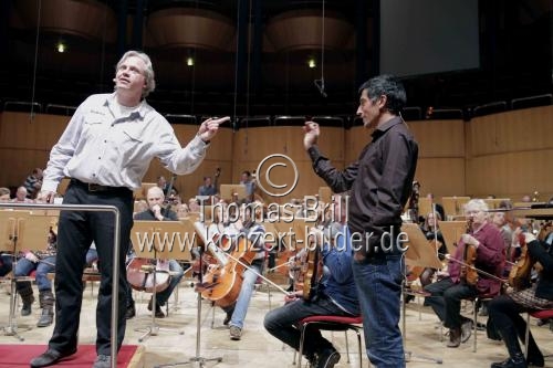 Deutsche Dirigent Markus Stenz leitet das Gürzenich-Orchester Köln in Begleitung des luxemburgischer Wissenschaftsjournalist Ranga Yogeshwar in der Philharmonie Köln (&copy; Thomas Brill)