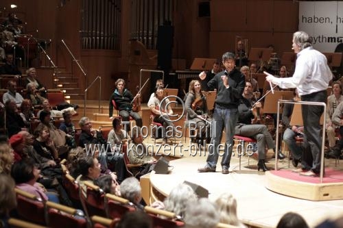 Deutsche Dirigent Markus Stenz leitet das Gürzenich-Orchester Köln in Begleitung des luxemburgischer Wissenschaftsjournalist Ranga Yogeshwar in der Philharmonie Köln (&copy; Thomas Brill)