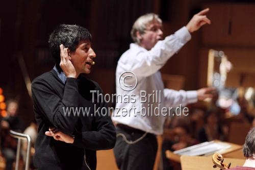 Deutsche Dirigent Markus Stenz leitet das Gürzenich-Orchester Köln in Begleitung des luxemburgischer Wissenschaftsjournalist Ranga Yogeshwar in der Philharmonie Köln (&copy; Thomas Brill)