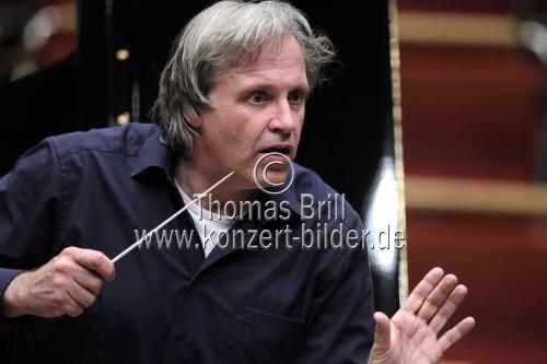 Deutsche Dirigent Markus Stenz leitet das Gürzenich-Orchester Köln in Begleitung des deutschen Pianisten Lars Vogt in der Philharmonie Köln (© Thomas Brill)