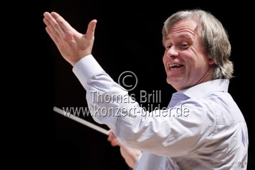 Deutsche Dirigent Markus Stenz leitet das Gürzenich-Orchester Köln in Begleitung des luxemburgischer Wissenschaftsjournalist Ranga Yogeshwar in der Philharmonie Köln (&copy; Thomas Brill)